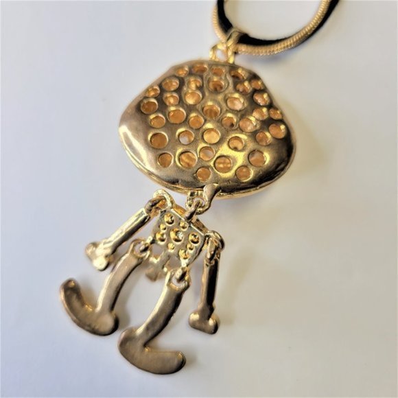 Alien Pendant Necklace UFO Pendant Fashion Necklace in an antique bronze hue - Picture 3 of 9